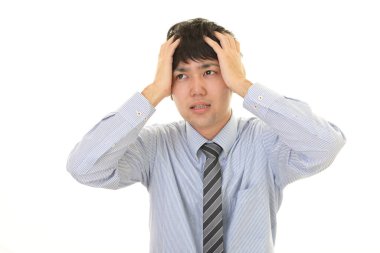 Başını tutan adam