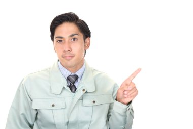 İş kıyafetleri içinde gülümseyen adam.