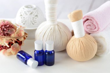 Bitkisel toplar ve gerekli aroma yağları