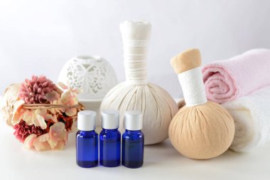 Bitkisel toplar ve gerekli aroma yağları