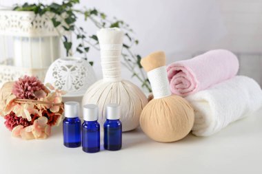 Bitkisel toplar ve gerekli aroma yağları