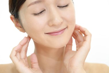 Genç kadının cilt bakımı görüntüsü