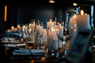 Noel için lüks masa ayarları, cam eşyalar ve tabaklarla güzel yemekler. Güzel bulanık arkaplan. Etkinlikler, düğünler için. xmas 2022 2023