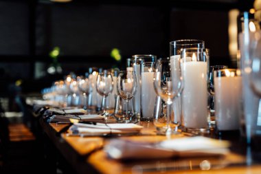 Noel için lüks masa ayarları, cam eşyalar ve tabaklarla güzel yemekler. Güzel bulanık arkaplan. Etkinlikler, düğünler için. xmas 2022 2023