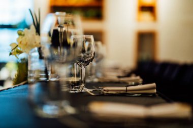 Noel için lüks masa ayarları, cam eşyalar ve tabaklarla güzel yemekler. Güzel bulanık arkaplan. Etkinlikler, düğünler için. xmas 2022 2023