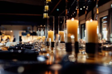 Noel için lüks masa ayarları, cam eşyalar ve tabaklarla güzel yemekler. Güzel bulanık arkaplan. Etkinlikler, düğünler için. xmas 2022 2023