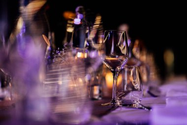 Noel için lüks masa ayarları, cam eşyalar ve tabaklarla güzel yemekler. Güzel bulanık arkaplan. Etkinlikler, düğünler için. xmas 2022 2023