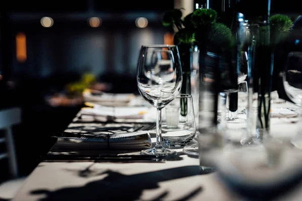 クリスマスの日のための豪華なテーブル設定 ガラス製品やプレートとの素晴らしい食事 美しい背景だ イベントや結婚式で Xmas 2022 2023 — ストック写真