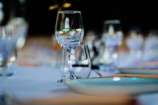 Luxus Asztal Beállítások Karácsonyra Finom Étkezés Üvegedényekkel Tányérokkal Gyönyörű Homályos — Stock Fotó