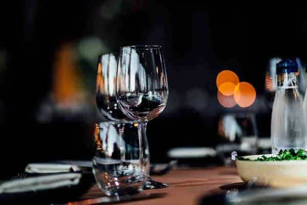 Luxe Tafelinstellingen Voor Kerstdag Lekker Dineren Met Glaswerk Borden Mooie — Stockfoto