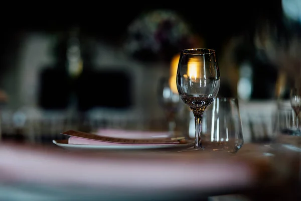 Luxuriöse Tischdekorationen Für Weihnachten Feines Essen Mit Gläsern Und Tellern — Stockfoto