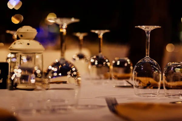 Luxuriöse Tischdekorationen Für Weihnachten Feines Essen Mit Gläsern Und Tellern — Stockfoto