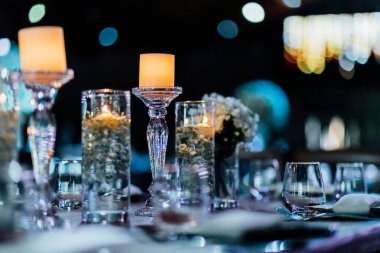 Lüks masa ayarları ile iyi yemek ve Züccaciye Mağazaları, güzel arka plan bulanık. Tatil Noel ve Hannukah için hazırlık akşam yemeği.