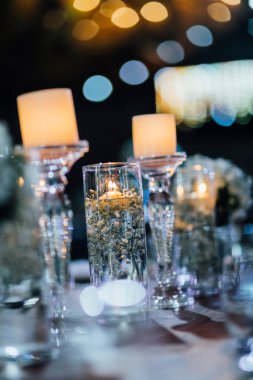 Lüks masa ayarları ile iyi yemek ve Züccaciye Mağazaları, güzel arka plan bulanık. Tatil Noel ve Hannukah için hazırlık akşam yemeği.