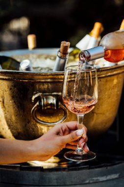 Lüks masa ayarları ile iyi yemek ve Züccaciye Mağazaları, güzel arka plan bulanık. Tatil Noel ve Hannukah için hazırlık akşam yemeği.