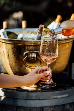 Lüks masa ayarları ile iyi yemek ve Züccaciye Mağazaları, güzel arka plan bulanık. Tatil Noel ve Hannukah için hazırlık akşam yemeği.