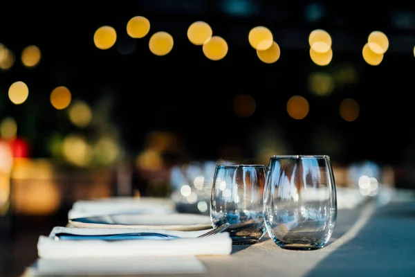 Luxus Asztal Beállításainak Finom Étkező Üvegáru Gyönyörű Elmosódott Háttér Felkészülés — Stock Fotó