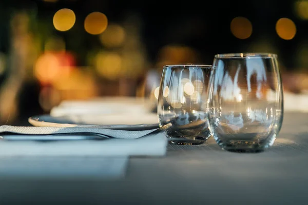食事やガラス製品 美しい背景をぼかしの高級テーブル設定 ディナーの夜クリスマスの休日 Hannukah の準備 — ストック写真
