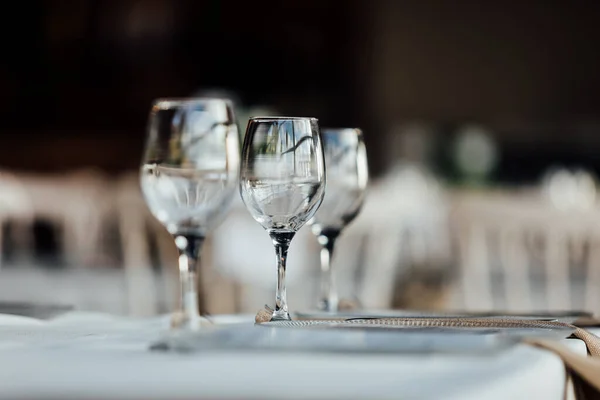 Luxus Asztal Beállításainak Finom Étkező Üvegáru Gyönyörű Elmosódott Háttér Felkészülés — Stock Fotó