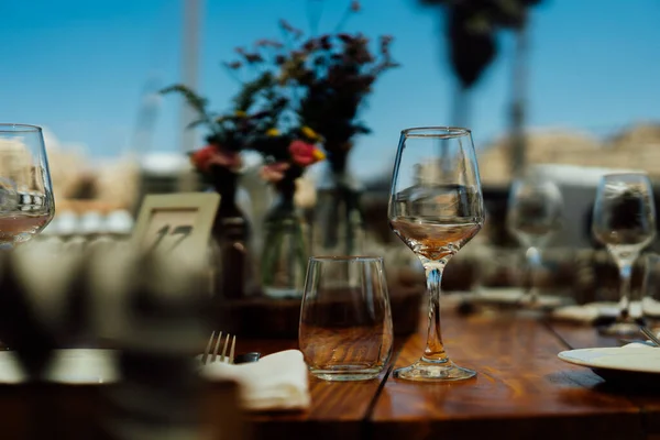 Tavoli Lusso Una Cucina Raffinata Con Bicchieri Versando Vino Vetro — Foto Stock