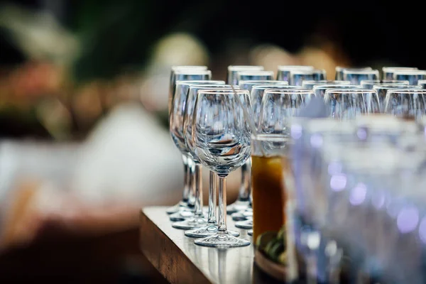 Розкішні Набори Столів Вишуканої Їдальні Скляного Посуду Наповнюючи Вино Склом — стокове фото