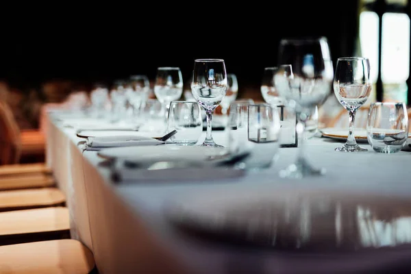 Luxuriöse Tischdekorationen Für Gehobene Küche Mit Und Glas Wein Glas — Stockfoto