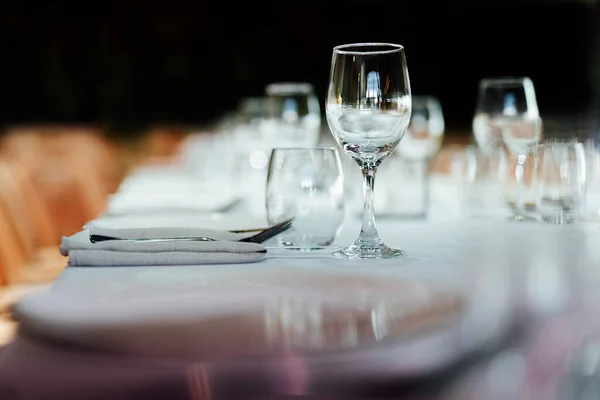 Luxus Asztal Beállítások Finom Étkezési Üvegáruk Öntés Bort Üveg Gyönyörű — Stock Fotó