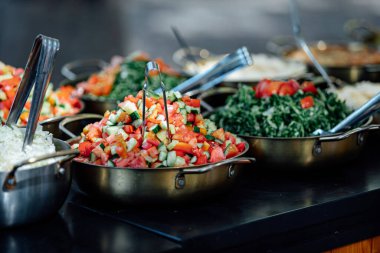 İsrail yemekleri salata pita ekmeği ve aperatiflerle servis edilirse çeşitlilik, Kosher Israil süt kahvaltısı, beyaz peynir, salata.