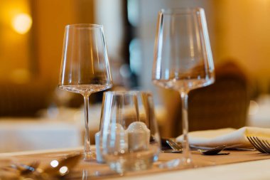 Romantik LUXURY Restaurant 'ta güzel yemekler için lüks masa ayarları. Etkinlikler, düğünler ve kutlamalar için.