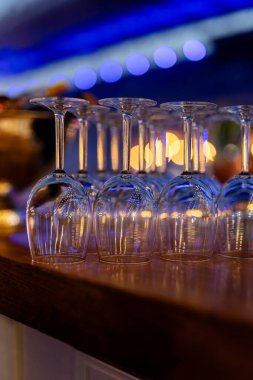 Şarap ve kokteyl bardakları güzel ışık ve masa ayarlarıyla..