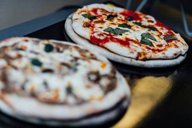 Yemek pişirme ve servis etme pitta brad, pizza ve akşam yemeği restoranında taze ekmek ve sosyal etkinlikler.