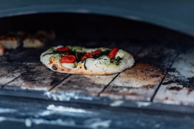 Yemek pişirme ve servis etme pitta brad, pizza ve akşam yemeği restoranında taze ekmek ve sosyal etkinlikler.