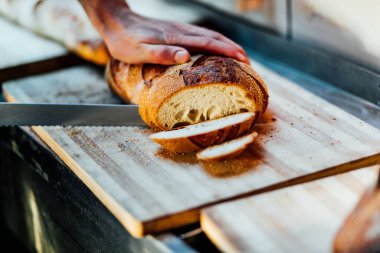 Yemek pişirme ve servis etme pitta brad, pizza ve akşam yemeği restoranında taze ekmek ve sosyal etkinlikler.