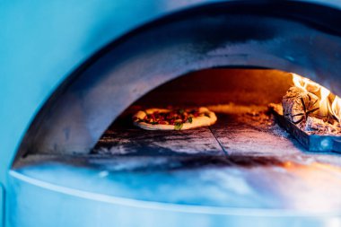 Yemek pişirme ve servis etme pitta brad, pizza ve akşam yemeği restoranında taze ekmek ve sosyal etkinlikler.