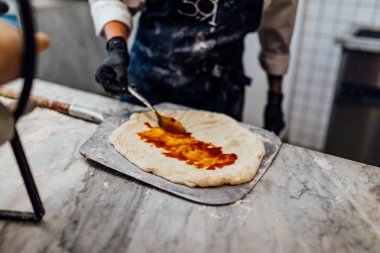 Yemek pişirme ve servis etme pitta brad, pizza ve akşam yemeği restoranında taze ekmek ve sosyal etkinlikler.