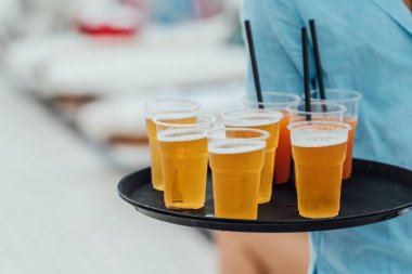 Parti ve düğünler gibi sosyal etkinliklerde kokteyl ve şarap. Barmen ve garson servis ediyor..