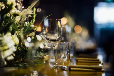 Geleneksel toplanma ve yeni yıl kutlaması için Noel yemeği masası ayarları