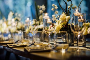 Geleneksel toplanma ve yeni yıl kutlaması için Noel yemeği masası ayarları