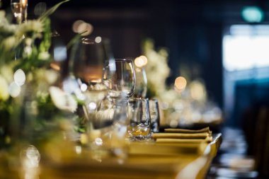 Geleneksel toplanma ve yeni yıl kutlaması için Noel yemeği masası ayarları