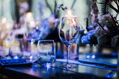 Geleneksel toplanma ve yeni yıl kutlaması için Noel yemeği masası ayarları