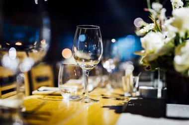 Geleneksel toplanma ve yeni yıl kutlaması için Noel yemeği masası ayarları