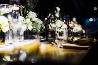 Geleneksel toplanma ve yeni yıl kutlaması için Noel yemeği masası ayarları