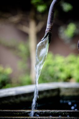 FOUNTAIN & SU Doğal güzellikte akmaktadır. Damlalara ve su elementlerine sakinleştirici enerji olarak yaklaş.