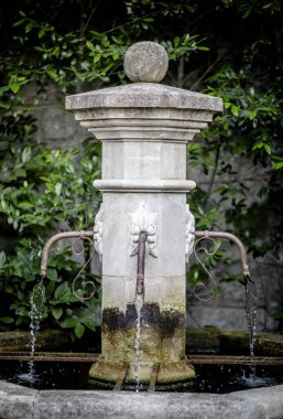 FOUNTAIN & SU Doğal güzellikte akmaktadır. Damlalara ve su elementlerine sakinleştirici enerji olarak yaklaş.