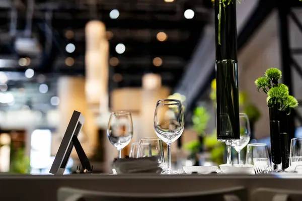 식탁에 식사와 유리병을 포도주를 유리에 아름다운 결혼식을 준비하는 레스토랑 로열티 프리 스톡 사진