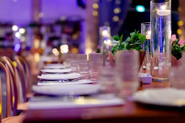 식탁에 식사와 유리병을 포도주를 유리에 아름다운 결혼식을 준비하는 레스토랑 로열티 프리 스톡 이미지