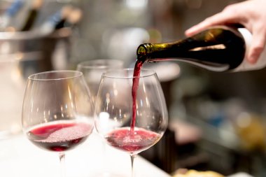 Lüks restoranda kırmızı şarap ve lüks tabel seti. Zarif ışık ve yemekler..