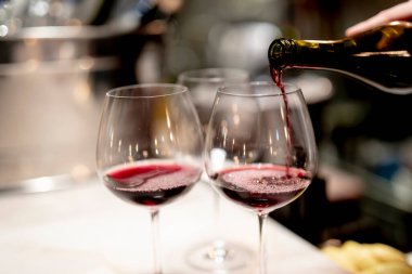 Lüks restoranda kırmızı şarap ve lüks tabel seti. Zarif ışık ve yemekler..