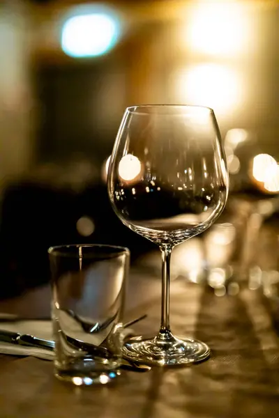 Verter Vino Tinto Restaurante Lujo Lujosos Ajustes Tabel Luz Elegante Fotos De Stock
