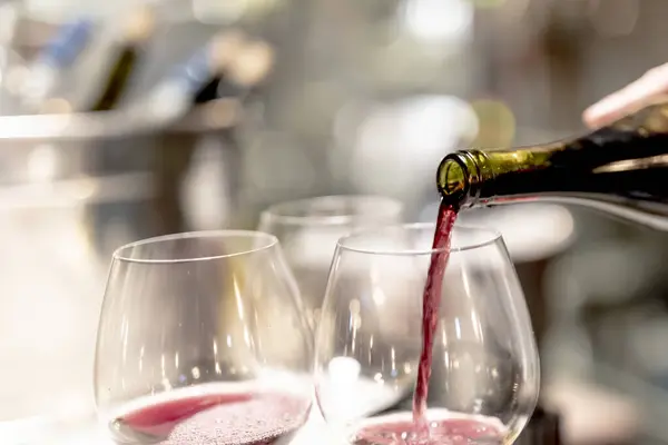 Verter Vino Tinto Restaurante Lujo Lujosos Ajustes Tabel Luz Elegante Fotos De Stock Sin Royalties Gratis